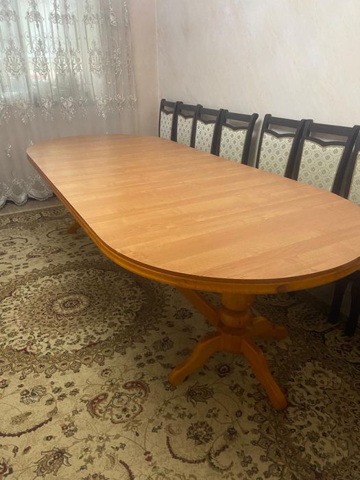 Стол из красного дерева