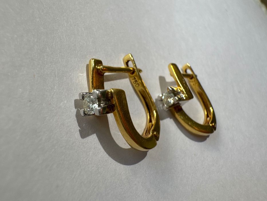 Серьги 750 пробы с бриллиантом
