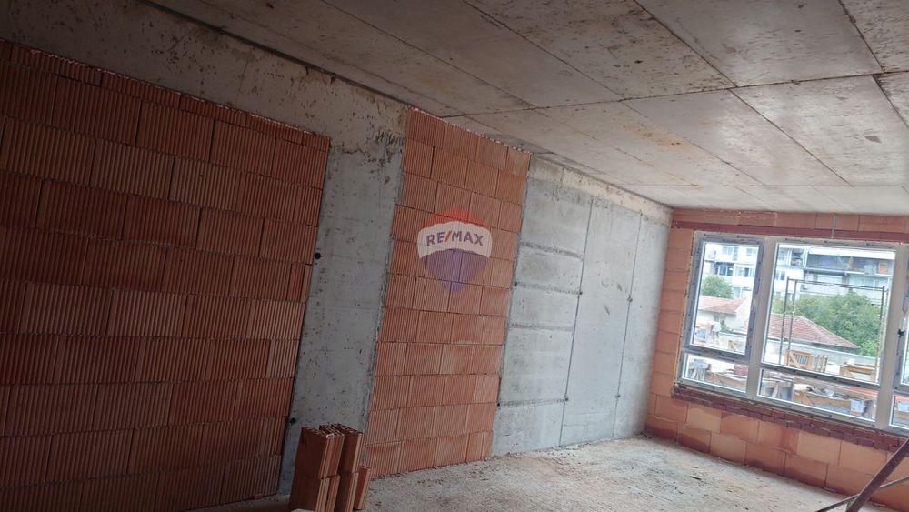 Продава се Двустаен апартамент в Варна, Център - 82 кв.м за 1891 €/кв.м - Снимка #2