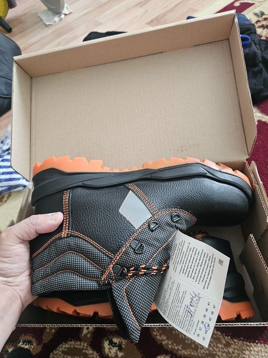 Рабочие зимние и резиновые сапоги, ботинки