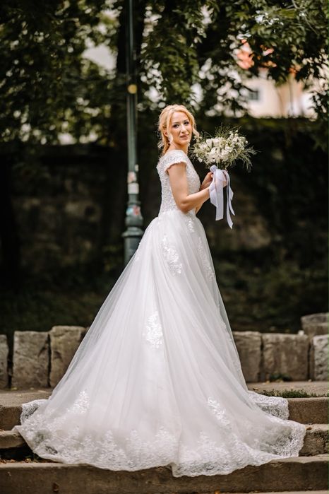 Rochie de mireasă superbă, purtată o singură dată – trenă lungă, dantelă & corset – București