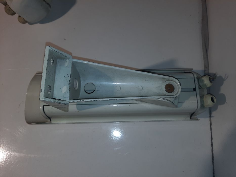 Кутия - кожух с камера за видеонаблюдение със стойка и отопление