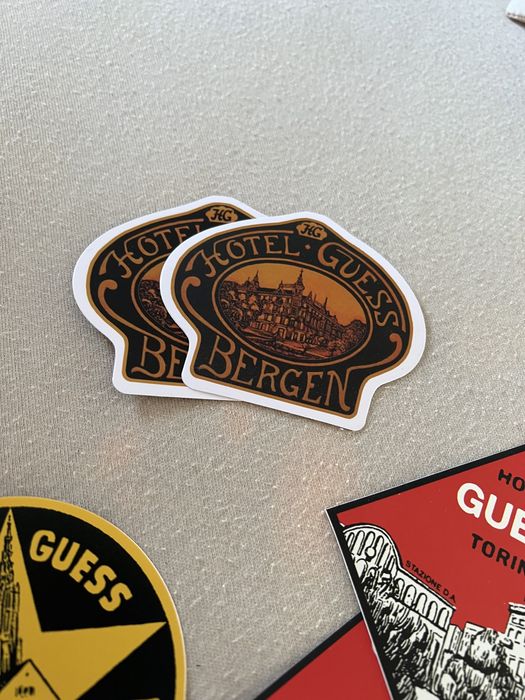 Stikere Guess-valiza, caiete, laptop etc