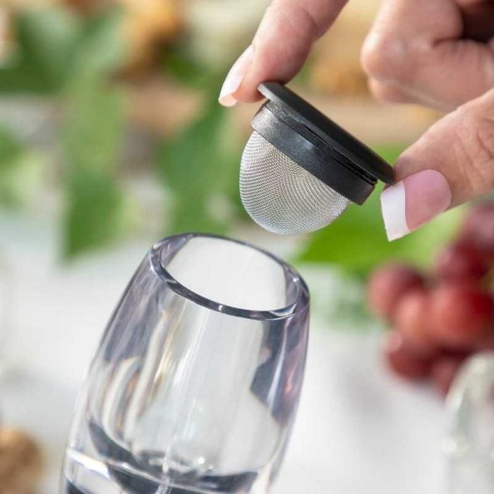 Set decantare include aerator de vin cu filtru stand si husa transport