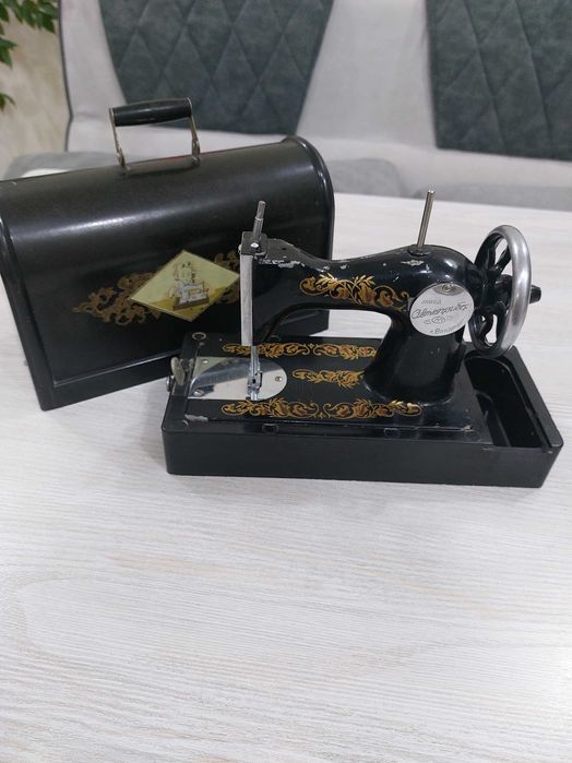 Мини швейная машинка СССР в футляре Винтаж