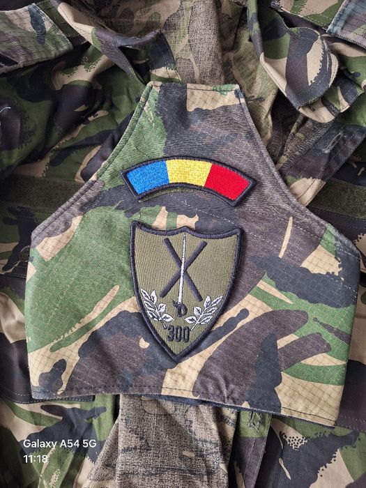 Ofer spre vânzare tinuta de armată