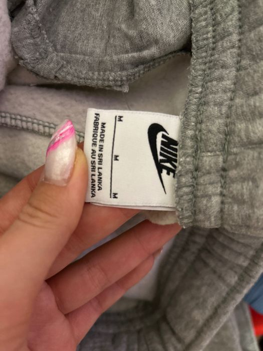 Продавам сиво долнище на Nike