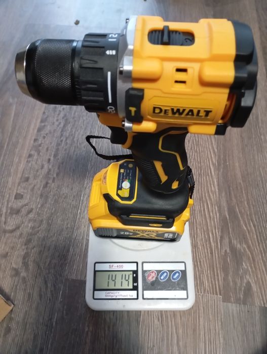 Autofiletanta Dewalt DCD 800 cu o baterie de 6a NOU