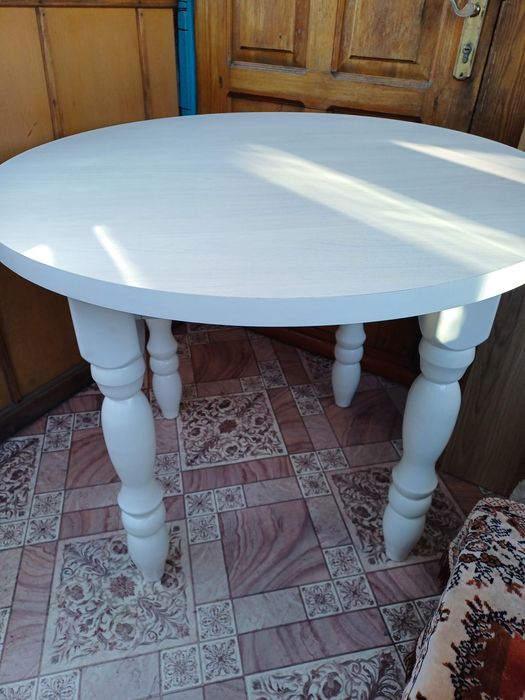 Продам стол круглый.