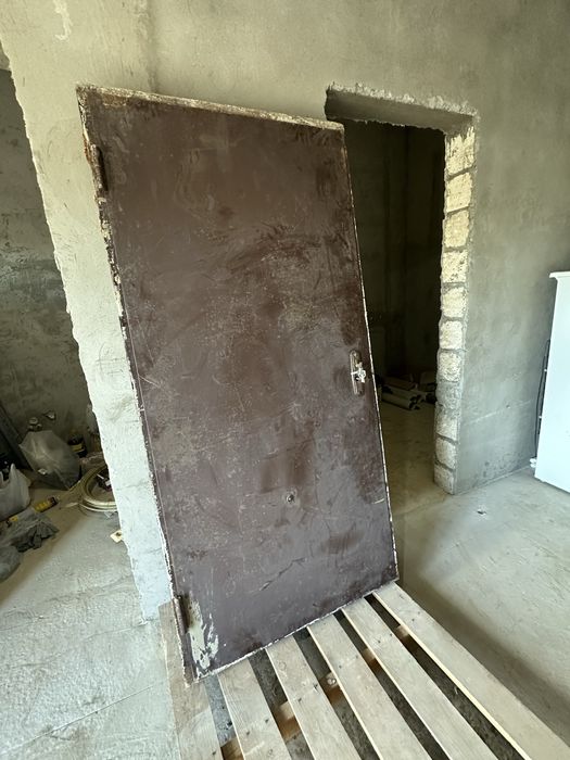 Ескі есік ,жасап тұр