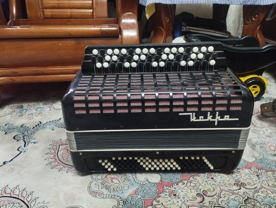 Баян цельнопланочный ручной работы.