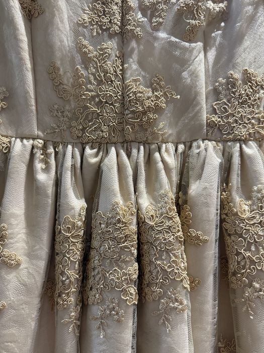 Дантелена рокля в златисто- кафяво