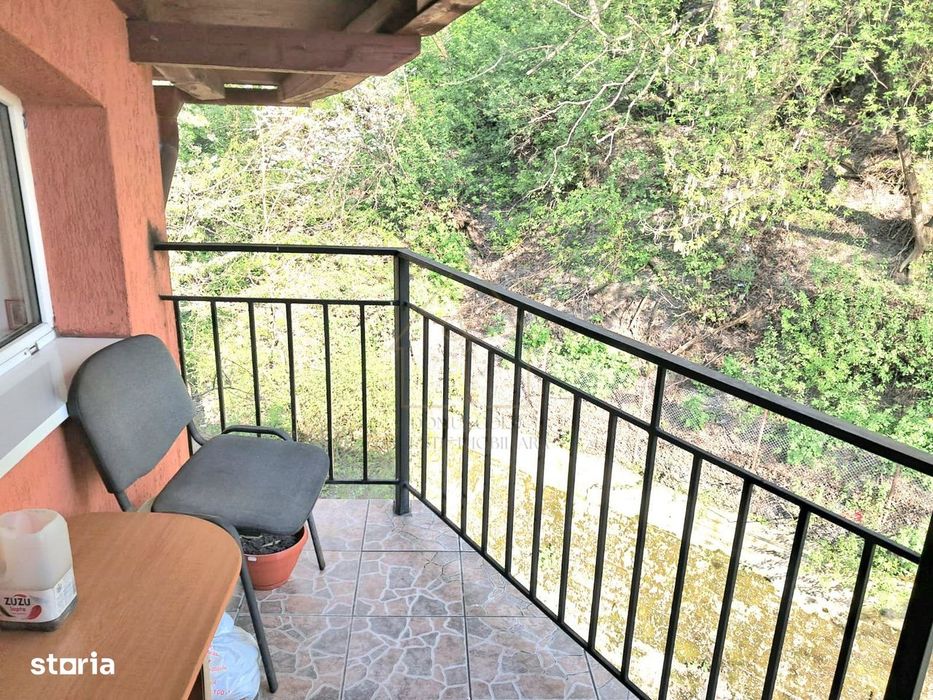 Vind apartament 3 camere zona Plopilor.