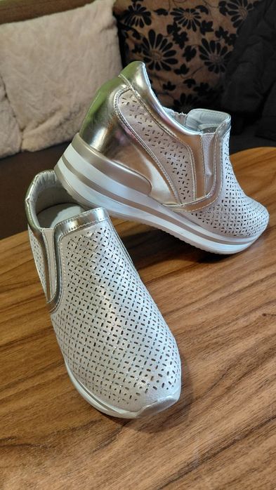 Продавам дамски маратонки