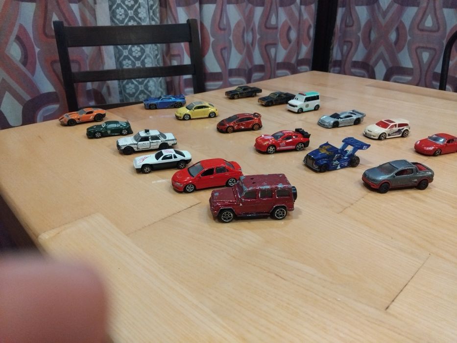 Продавам HotWheels 1:64