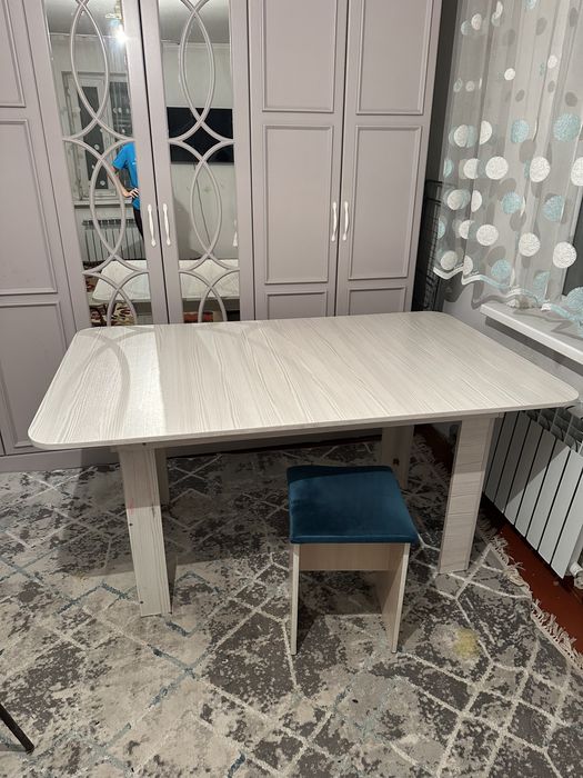 Стол табуреткасымен