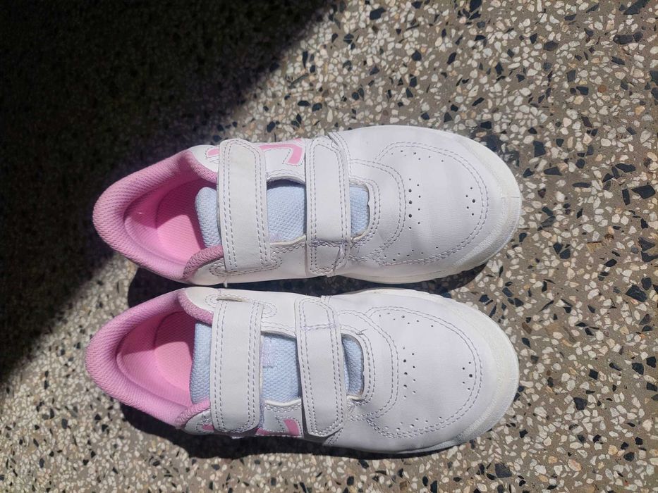 Бели маратонки за момиче