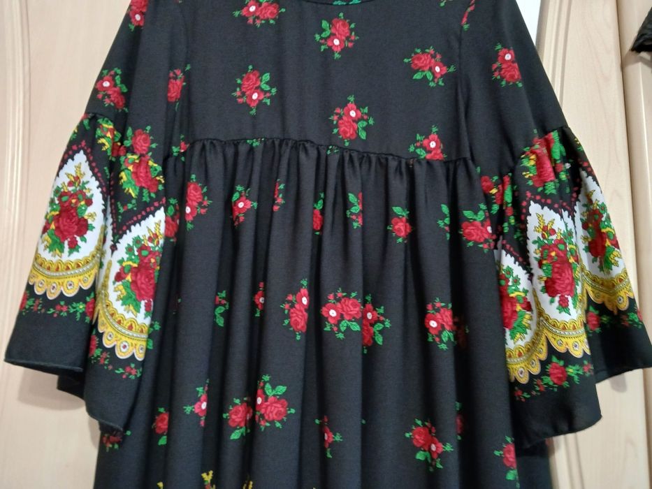 Rochie gipsi ,mărime universală nouă, foarte frumoasă!!!