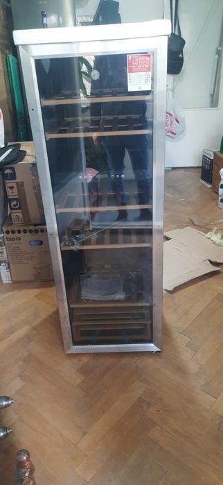 Vitrina de vinuri Hoover - 70 de sticle