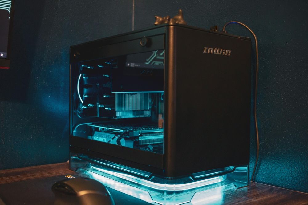 Carcasa gaming In Win A1 Plus Mini ITX RGB sursa 650W certificare Gold