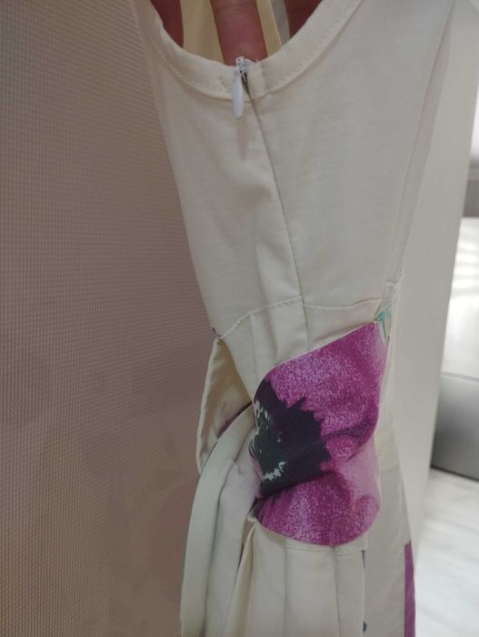 Красива флорална рокля с гол гръб