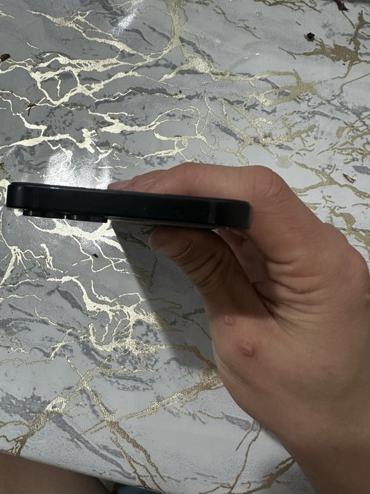 продается телефон самсунг Z flip 7 Fe