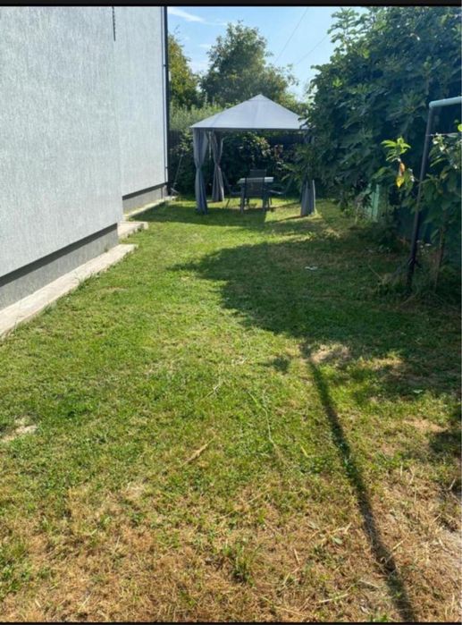 Inchiriez apartament la curte cu 2 loc. parcare, gratar, spatii verzi