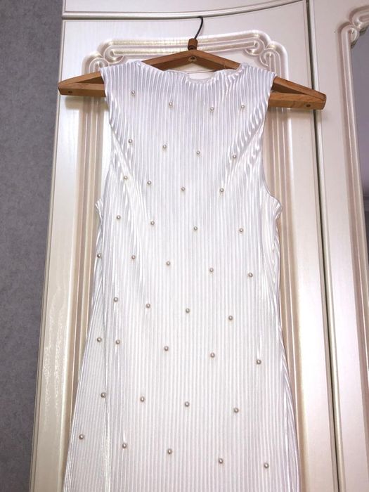 Белое платье с перышками