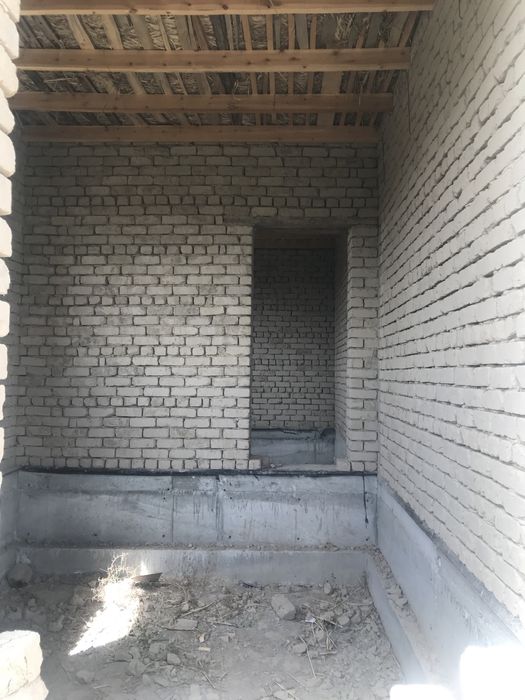 Uy sotiladi 19 kvartal da 6 sotik moʻjal zapravka 4 xona