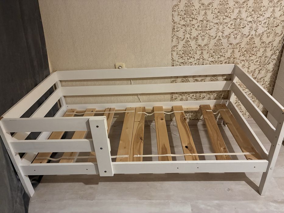 Продам две кровати без матрассов