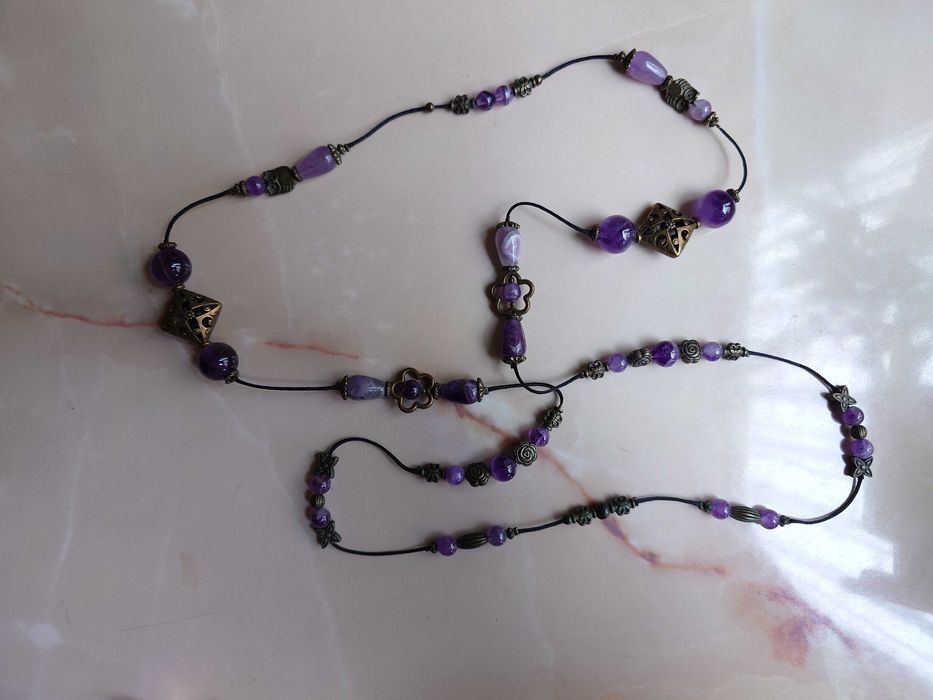 Colier deosebit cu elemente din ametist natural si elemente metalice..