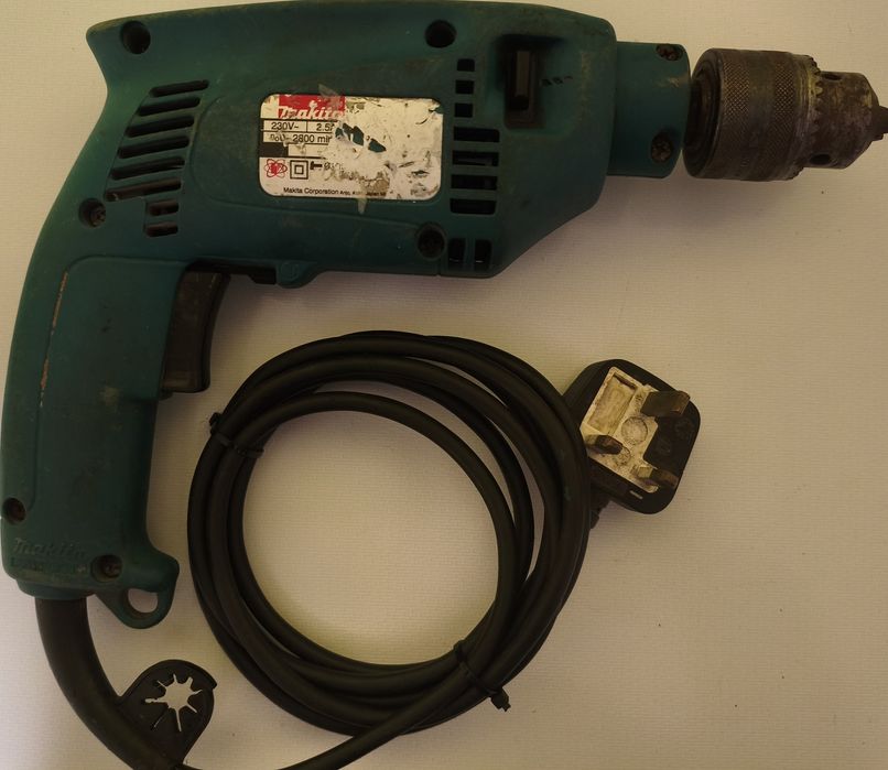 Bormașină electrică cu cablu Makita 710W