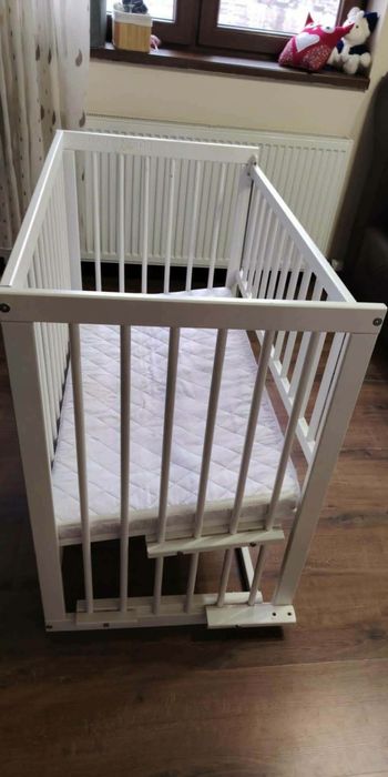 Pătuț (poate fi şi co-sleeper) + saltea
