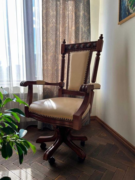 Scaun elegant de birou, lemn masiv sculptata și piele