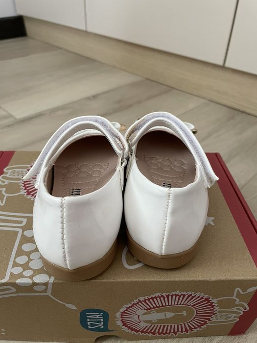 Бели лачени обувки