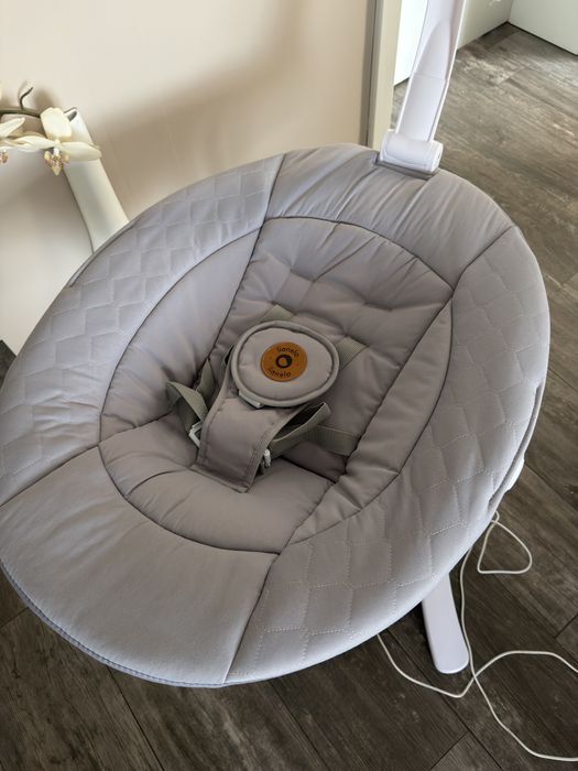 Balansoar electric Lionelo Bella 2 în 1 cu landou, rotire la 360°, telecomandă, 5 viteze, 12 melodii, ca nou, stare 10/10, predare personală Timișoara