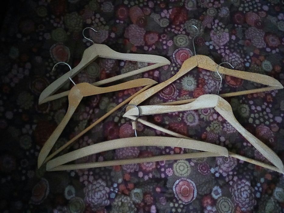 Дървена закачалка