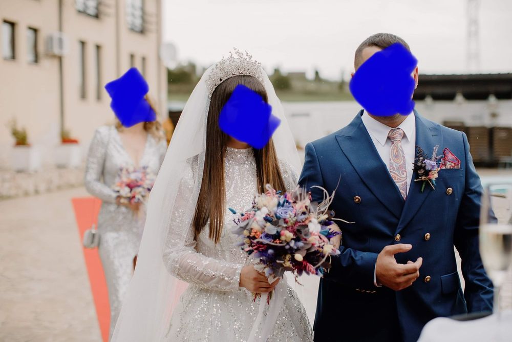 Costum mire deosebit