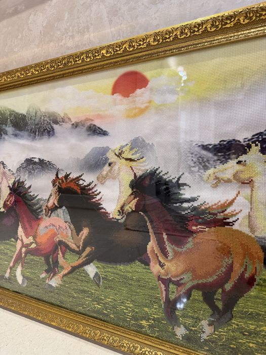 Картина ручной вышивки - "Скачущие кони"