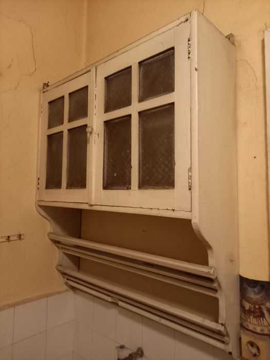 Старинен домакински шкаф