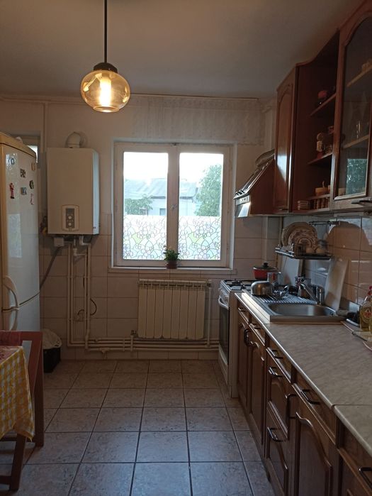 Vând apartament cu 3 camere zona scoala nr 2/BCR