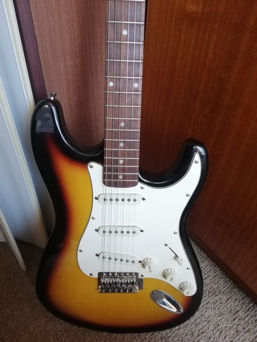 Електрическа китара Rocktile с кубе и свързващ аудио кабел