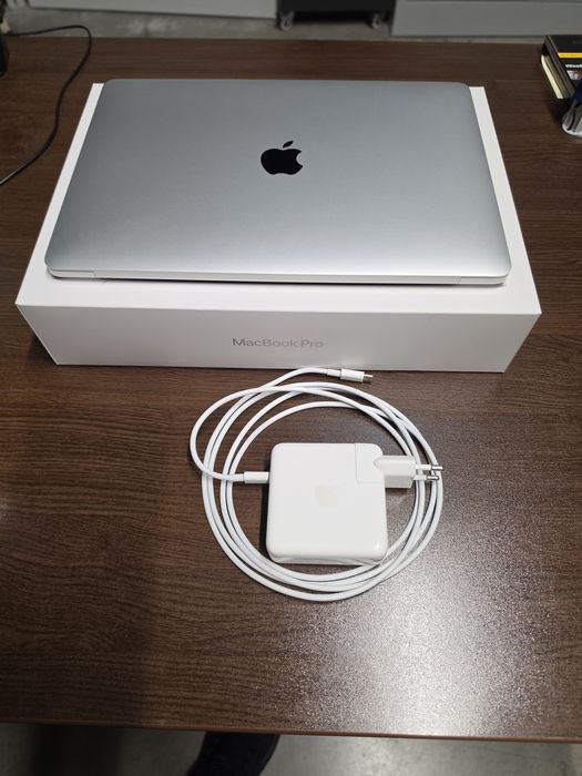 Apple MacBook Pro M1 13" 8GB / 256GB – 44 цикъла, 96% батерия, отлично състояние