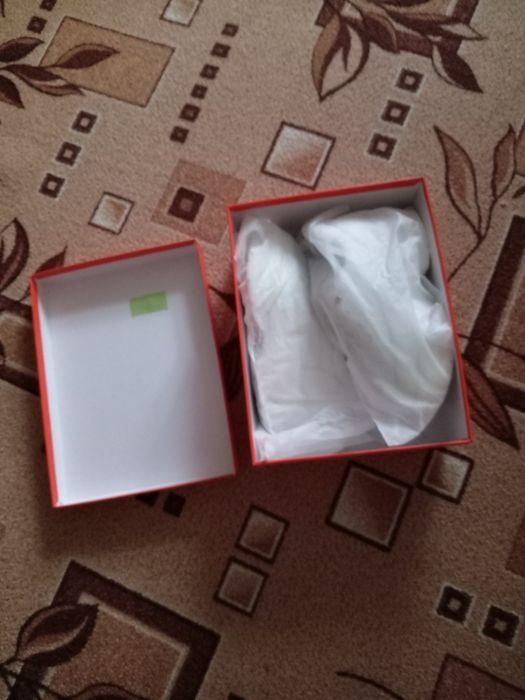 Продам кроссовки жёнские