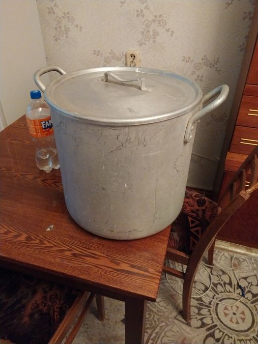 Алюминевая кастрюля.