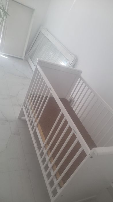 Vand pătuț copil din lemn,cu tot cu saltea,scaun baby ptr masă