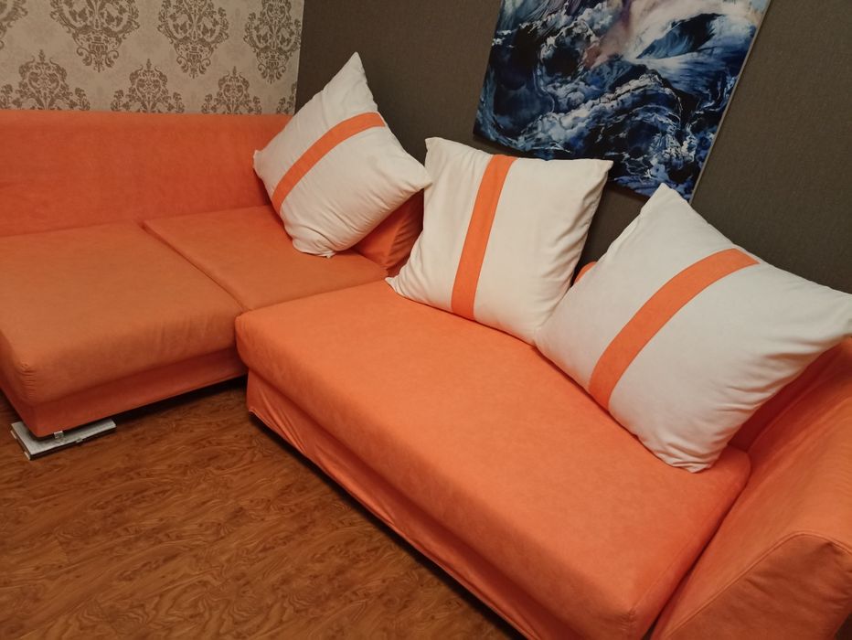 Целый диван для детской или гостиной переезжаю, он остаётся
