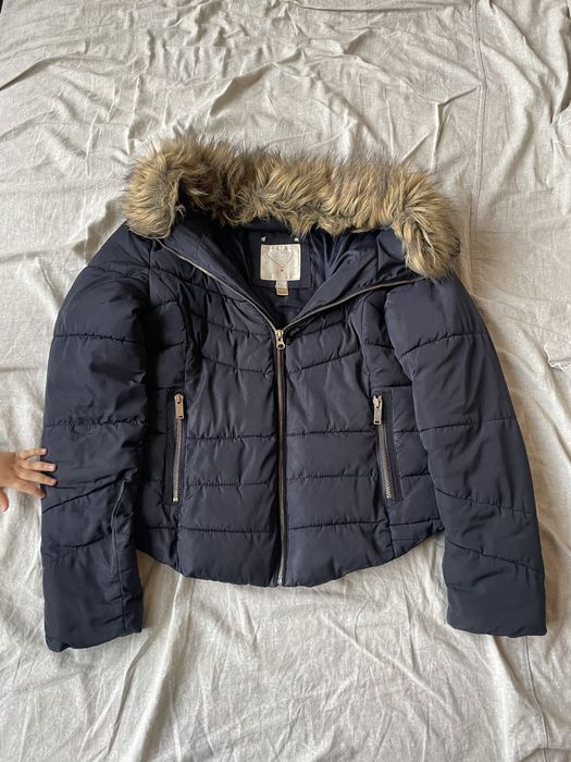 Тъмно синьо яке с пух BERSHKA