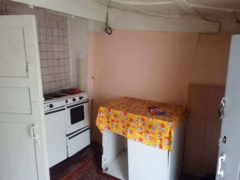 Продается срочно квартира-барак город Янгиюль . Свет газ вода подключе