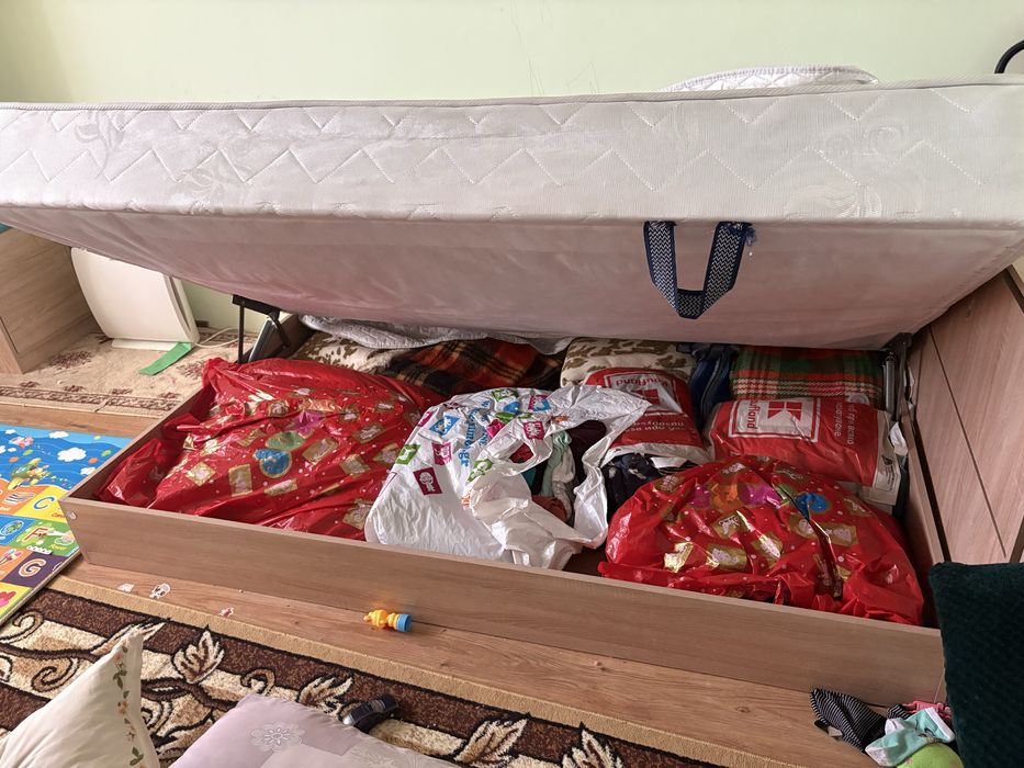 Легло с ракла и повдигащ механизъм